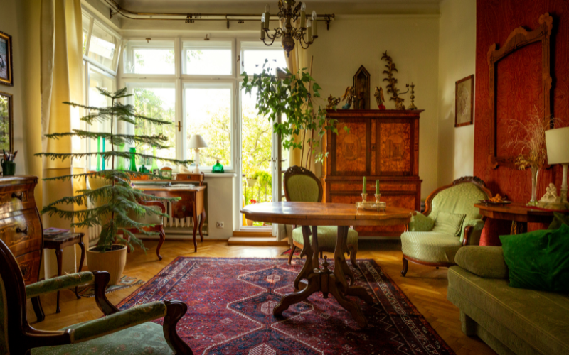 Image of a room with mixed furniture pieces from the retro era