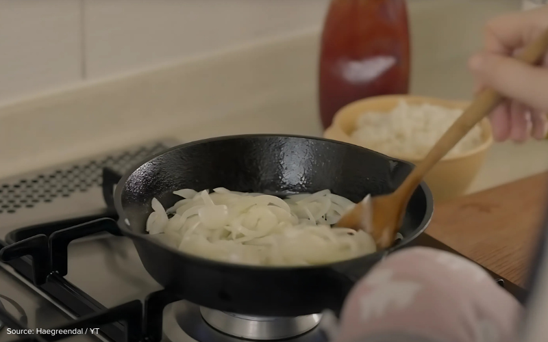 A screenshot of one of Haegreendal’s cooking videos
