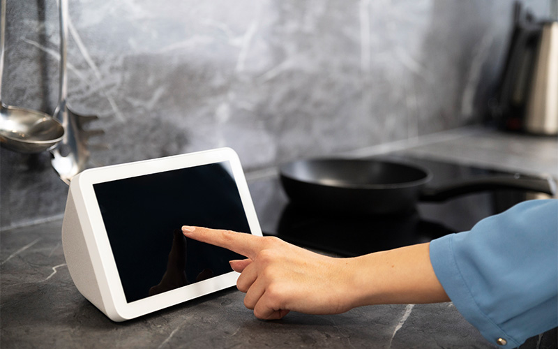 Image of a smart assistant in a kitchen